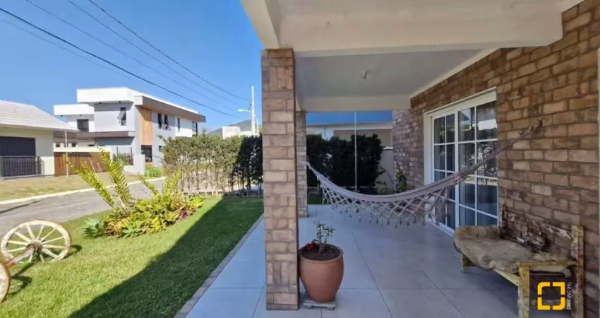 Casa em condomínio fechado, viva em meio as montanhas e próximo as melhores praias de florianópolis.