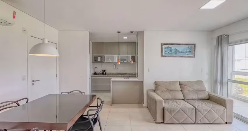 Apartamento mobiliado - 2 dormitórios, sendo 1 suíte - 1 vaga - campeche - florianópolis / sc