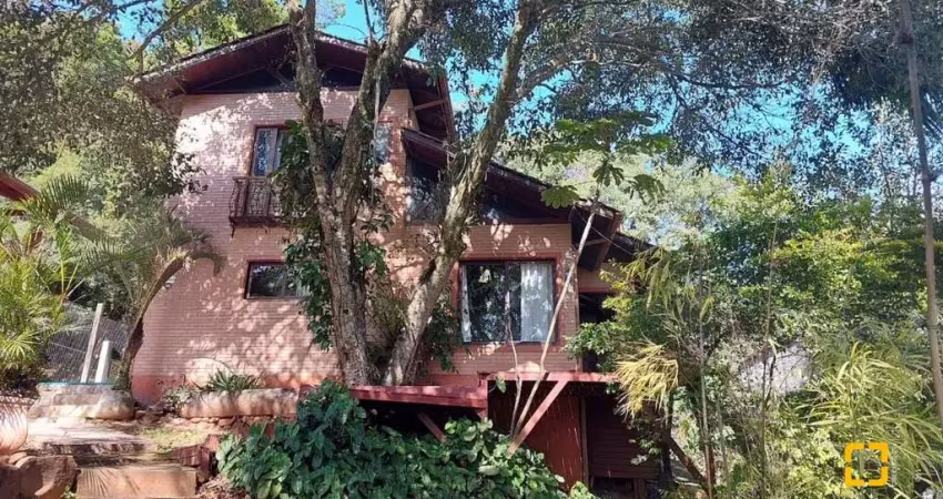 Casa 2 suítes e 2 vagas de garagem coberta em meio à natureza do rio tavares