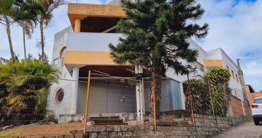 Prédio comercial dois pavimentos com salas e garagem.