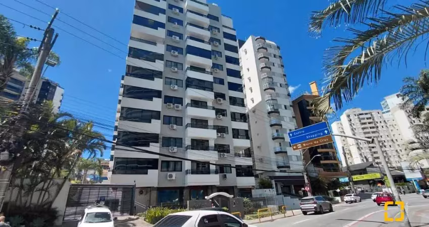 Cobertura duplex com piscina privativa, jardim e linda vista para a baia norte.