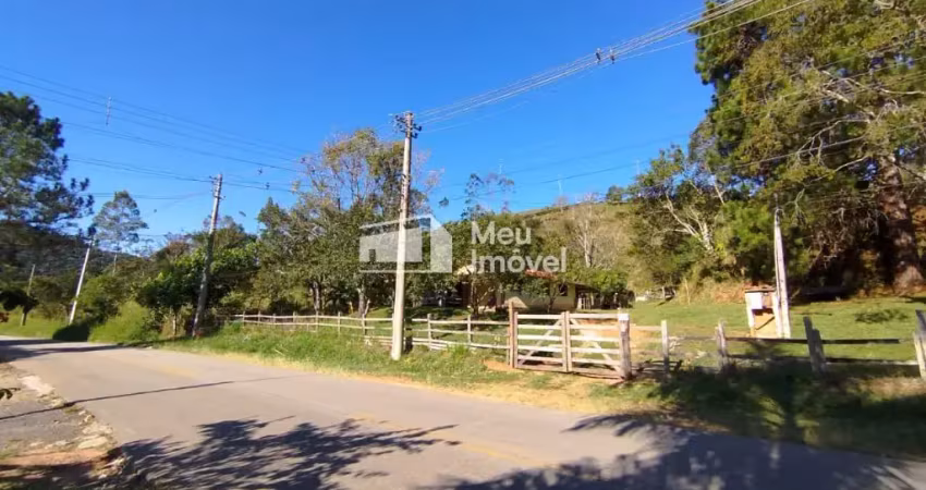 Sitio com 3 hectares -mina de agua- lago - toda cercada- com casa