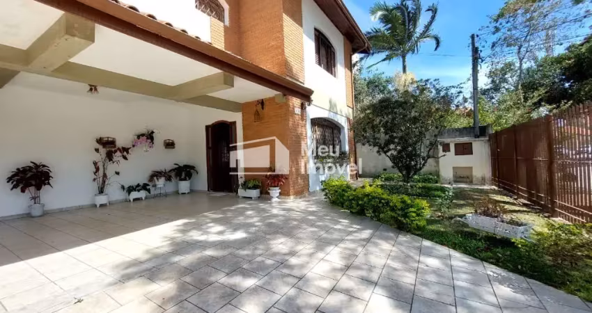 Sobrado alto padrão com 3 suítes e quintal amplo no jardim esplanada