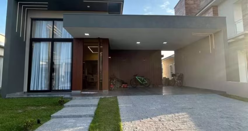 Excelente Casa Térrea de Alto Padrão Construtivo, Finamente Mobiliada, Condomínio Marítimo