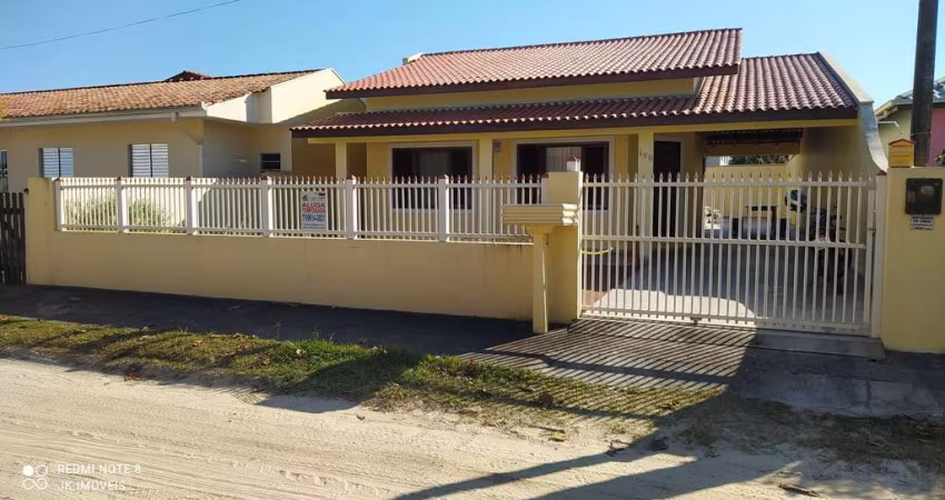CASA COM PISCINA E PRÓXIMA DO MAR, A VENDA NO BALNEÁRIO CAMBIJU/ITAPOÁ SC
