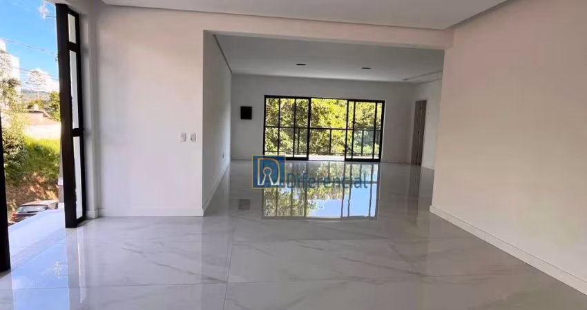 Casa com 03 suítes e muita privacidade dentro de condominio fechado