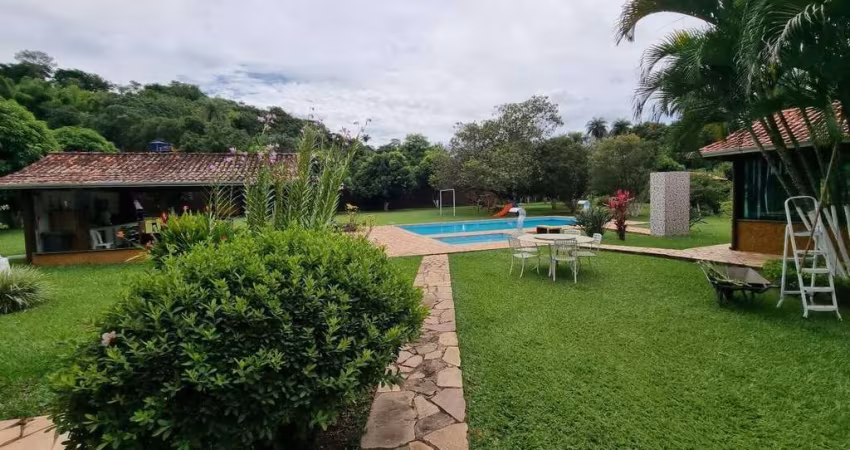 Sítio | Com piscina no Centro de Mateus Leme | JUATUBA IMÓVEIS