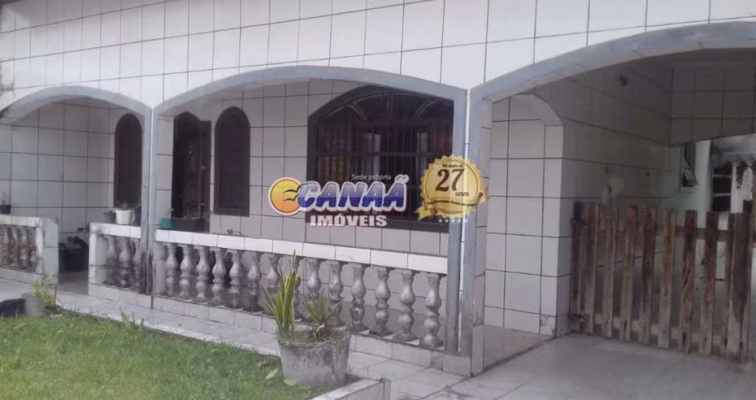 Casa com piscina no Balneário Itaguai, Mongaguá - R$ 300 mil