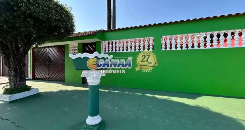 Casa à venda em mongaguá! com amplo quintal e espaço gourmet!