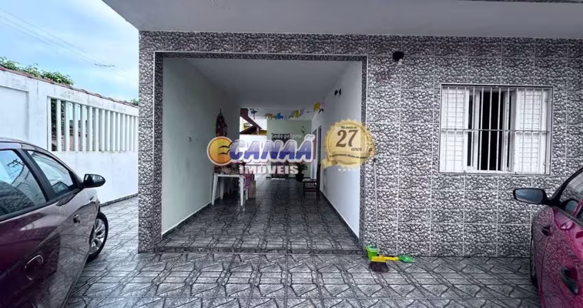 Casa com quintal amplo e 4 vagas de garagem em mongaguá!