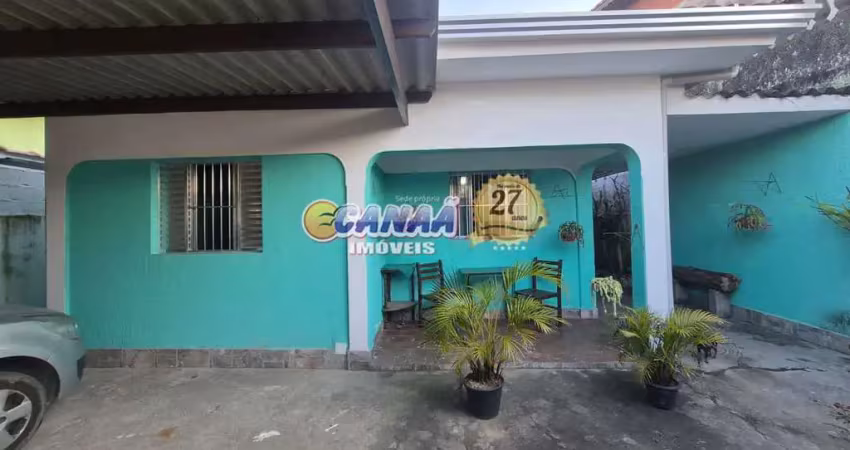 Casa à venda em mongaguá-sp, com edícula e amplo quintal!!!