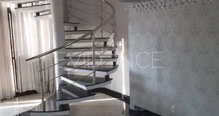 Cobertura  Dúplex com sala 2 ambientes com sacada e piscina, com closet e banheira.