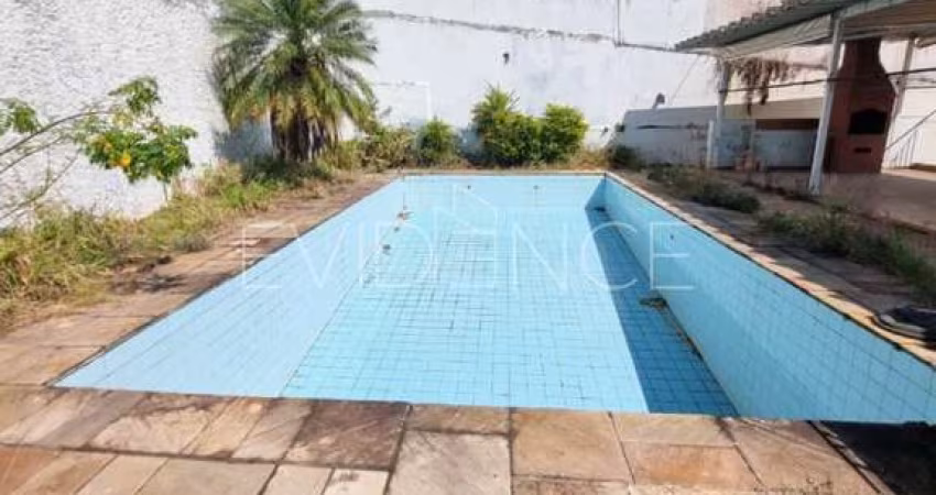 Casa térrea no bairro Tatuapé com piscina.