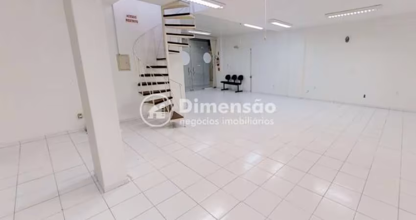 Ampla loja térrea, localizada na Trindade, Florianópolis com 2 vagas de garagem