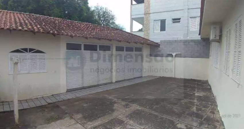 Casa com 1 suíte e mais 3 quartos e edícula no pantanal