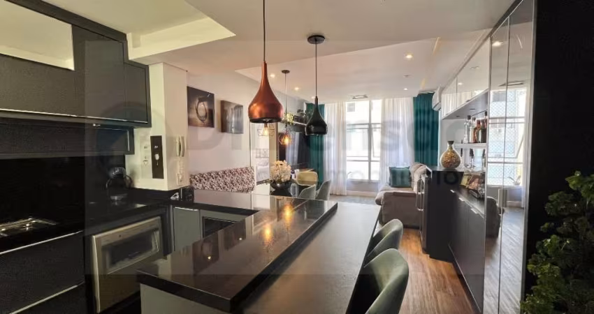 Apartamento totalmente reformado na Beira Mar Norte
