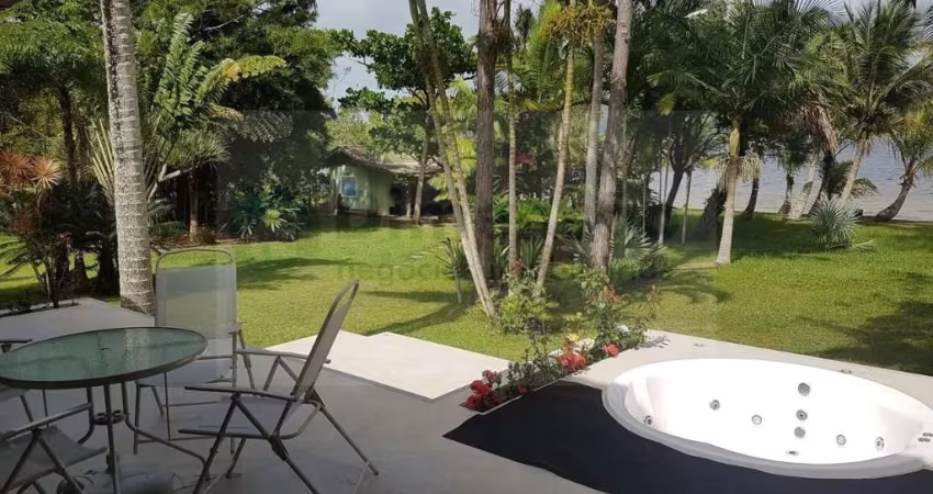 Luxo e Exclusividade à Beira da Lagoa da Conceição