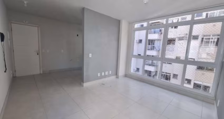 Apartamento com 2 Dormitórios (1 Suíte) e 2 Vagas no Centro de Florianópolis