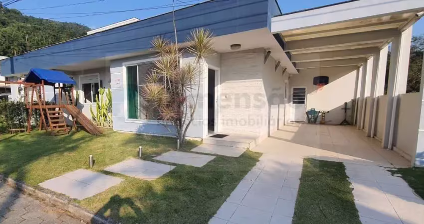 Casa em condomínio fechado 200m da praia, 4 quartos e piscina aquecida.