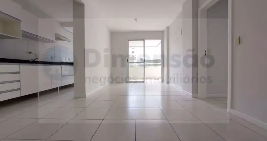Amplo apartamento de 2 dormitórios com suíte e 2 garagens no Itacorubi