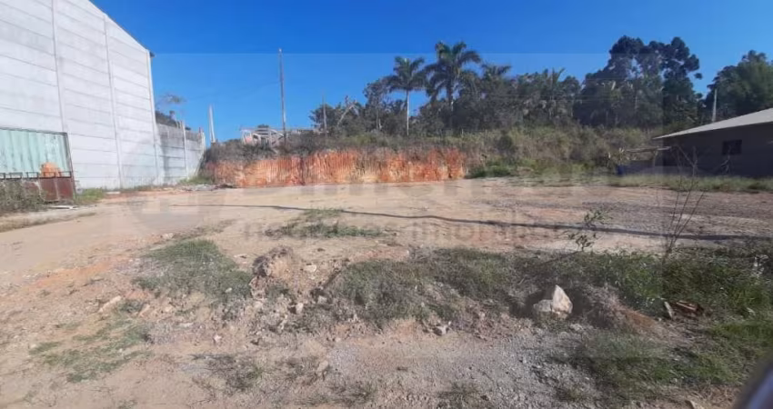 Amplo terreno financiável com viabilidade construtiva diversa