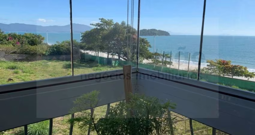 Lindo apartamento 2 dormitórios com pé na areia e vista mar em Canasvieiras