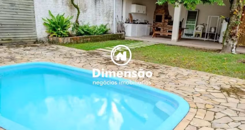 Casa com seis quartos, sendo duas suítes e piscina na trindade
