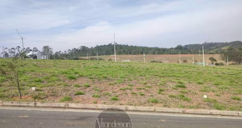 Terreno plano no condominio Paradise Gardens