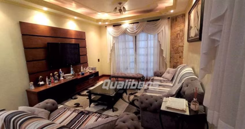 Sobrado com 3 dormitórios à venda, 275 m² por R$ 950.000,00 - Parque São Vicente - Mauá/SP