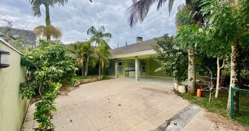 Linda casa térrea com duas suítes em terreno de 390m² localizada no Pineville -