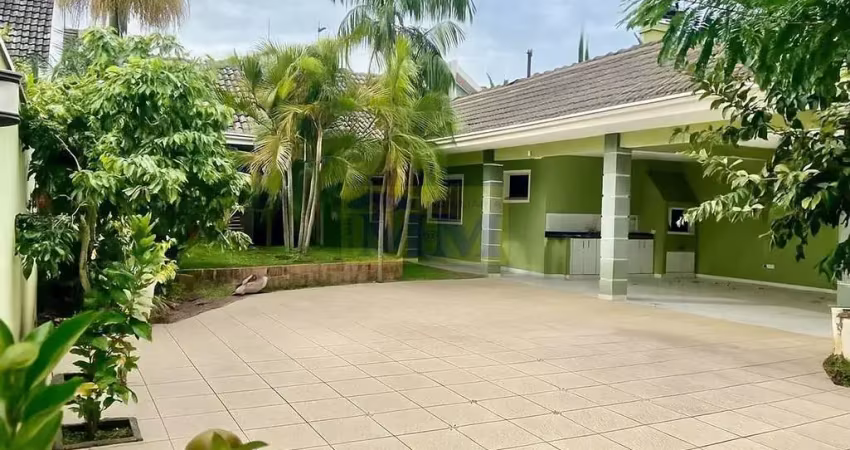 Linda casa térrea com duas suítes em terreno de 390m² localizada no pineville -