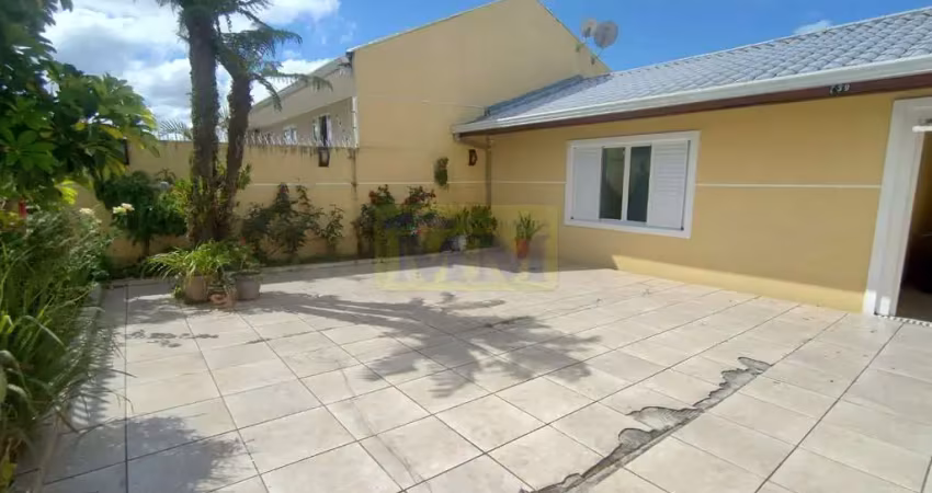 Casa térrea com 3 quartos em amplo terreno de 500m².