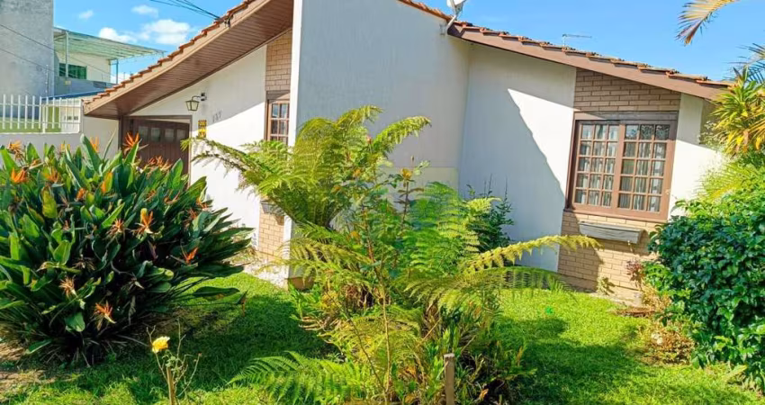 Casa Espaçosa com Terreno Amplo e Edícula em Pinhais - Conforto e Versatilidade