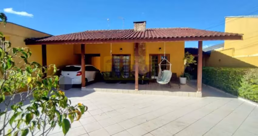No centro de pinhais - uma casa térrea espaçosa espera por você!