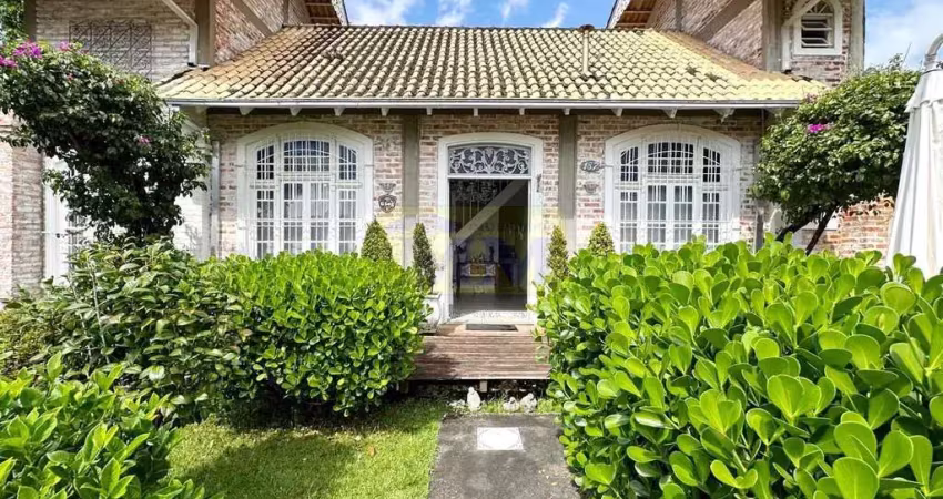 Casa de praia em estilo provençal e com piscina – oportunidade única!