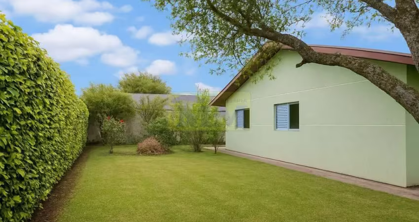 Casa de esquina 3 dormitórios com amplo terreno (344m²): conforto, localização e
