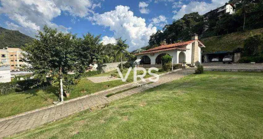 Linda casa fora de condomínio com excelente terreno