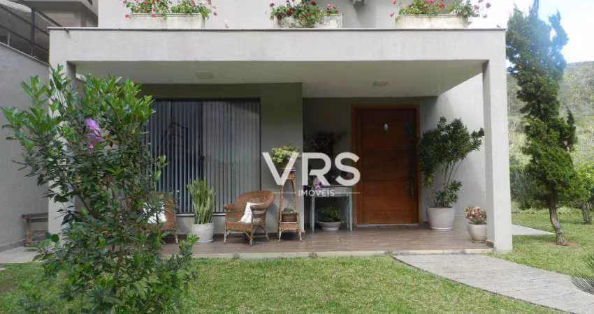 Casa super integrada em condomínio fechado