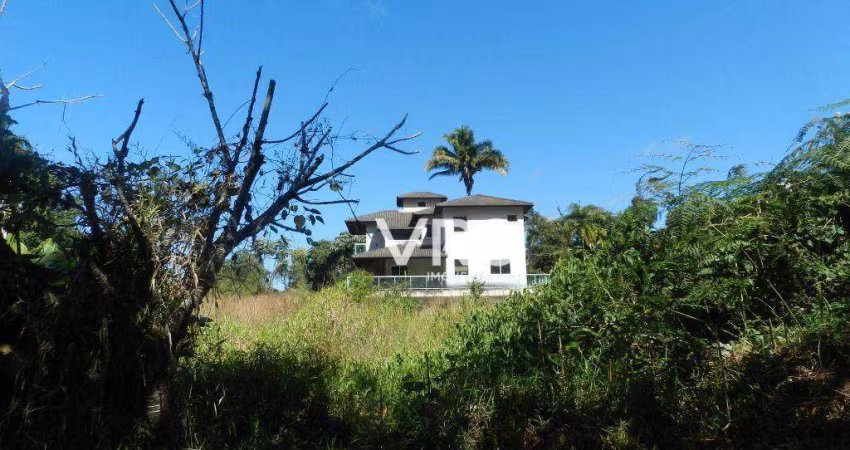 Casa em construção localizada em dois terrenos totalmente planos