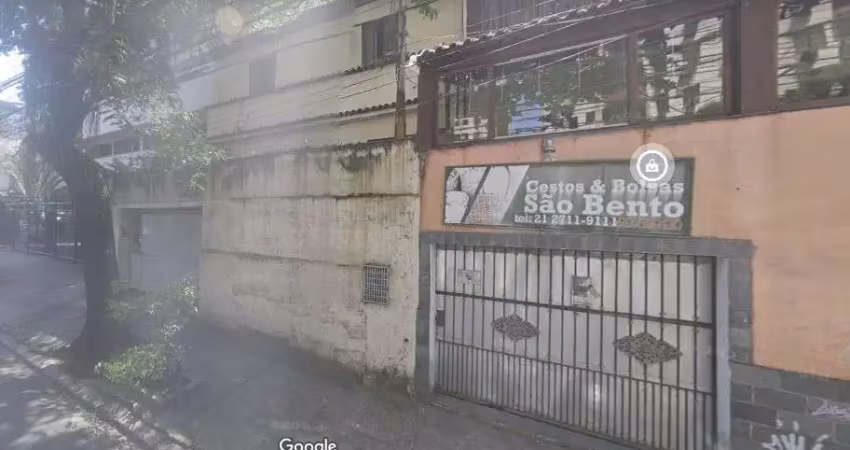 Imperdível casa à venda em Santa Rosa, Niterói-RJ! 4 quartos, 3 banheiros, 2 vagas de garagem, 110m². Venha conferir!