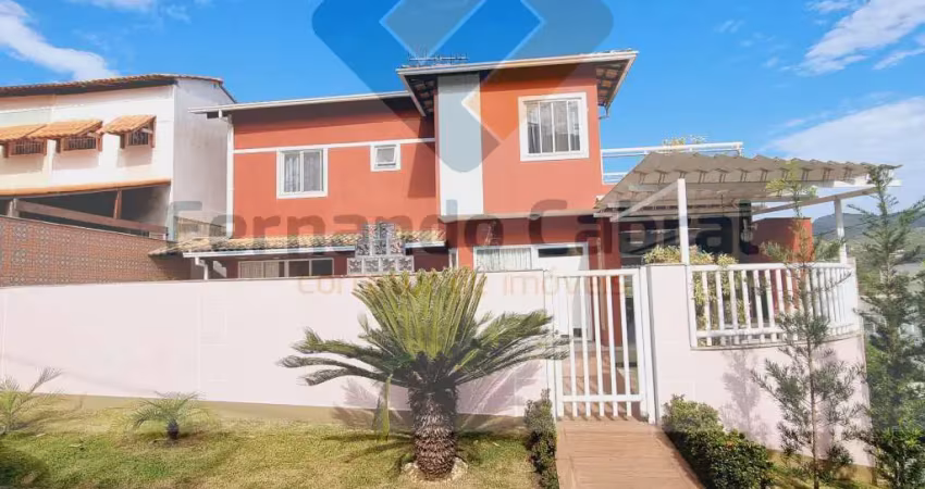 Casa à venda em Pendotiba, dentro de condomínio com três dormitórios.