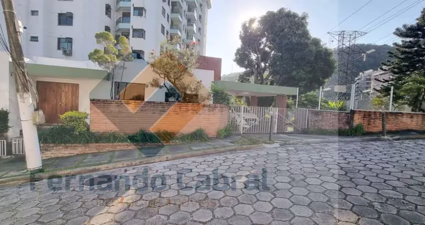 Imponente casa em condomínio à venda em Santa Rosa, Niterói-RJ: 4 quartos, 3 suítes, 2 salas, 5 banheiros, 2 vagas, 440m².