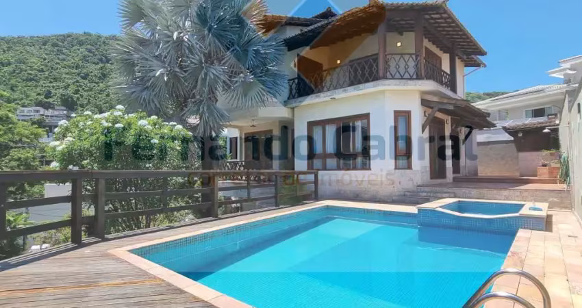 Luxuosa casa em condomínio à venda em Charitas, Niterói-RJ: 4 quartos, 3 suítes, 1 sala, 5 banheiros, 3 vagas de garagem, 450 m². Você merece!