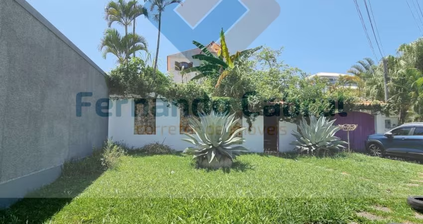 Esta magnífica casa à venda em Camboinhas, na 1ª quadra da praia;