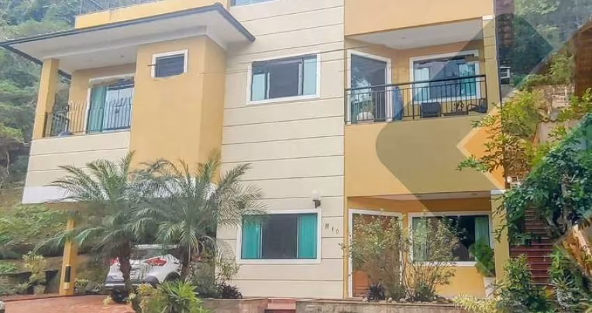 Venha viver o melhor da vida em uma casa triplex de luxo localizada em um condomínio exclusivo na deslumbrante região de Camboinhas.