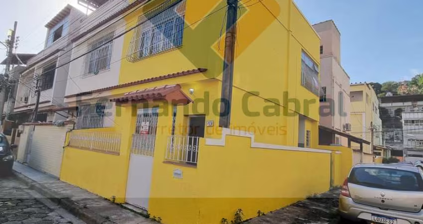 Casa em condomínio à venda em Santa Rosa, Niterói-RJ: 2 quartos, 1 sala, 2 banheiros, 1 vaga de garagem. Venha conhecer!