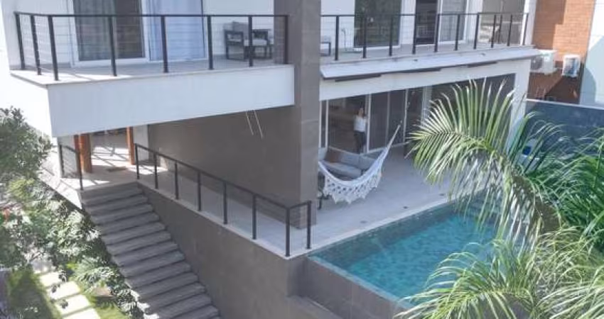 Linda casa em condomínio de luxo em Pendotiba, Niterói-RJ: 4 quartos, 3 suítes, 4 banheiros, 4 vagas, 365m². Venha conferir!