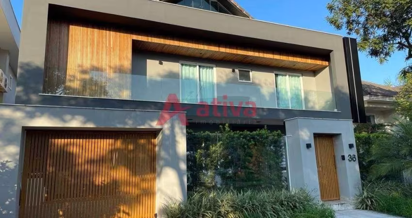 Casa triplex para alugar no Condomínio Quintas do Rio
