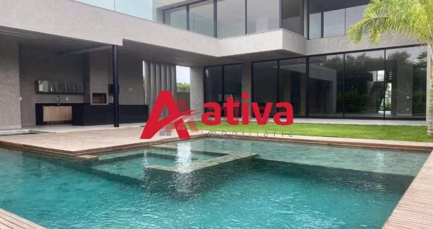 Mansão tríplex com 4 suítes no condomínio Alphaville