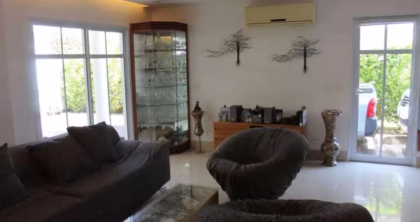 Casa totalmente reformada com 4 quartos para venda no condomínio jardins de monet